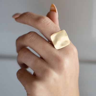 Anello Piccolo, Brillante e Scintillante da Donna in Argento 925 Design Quadrato indossato