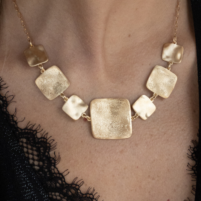 Collana Brillante e Scintillante da Donna in Argento 925 Design Quadrato indossato