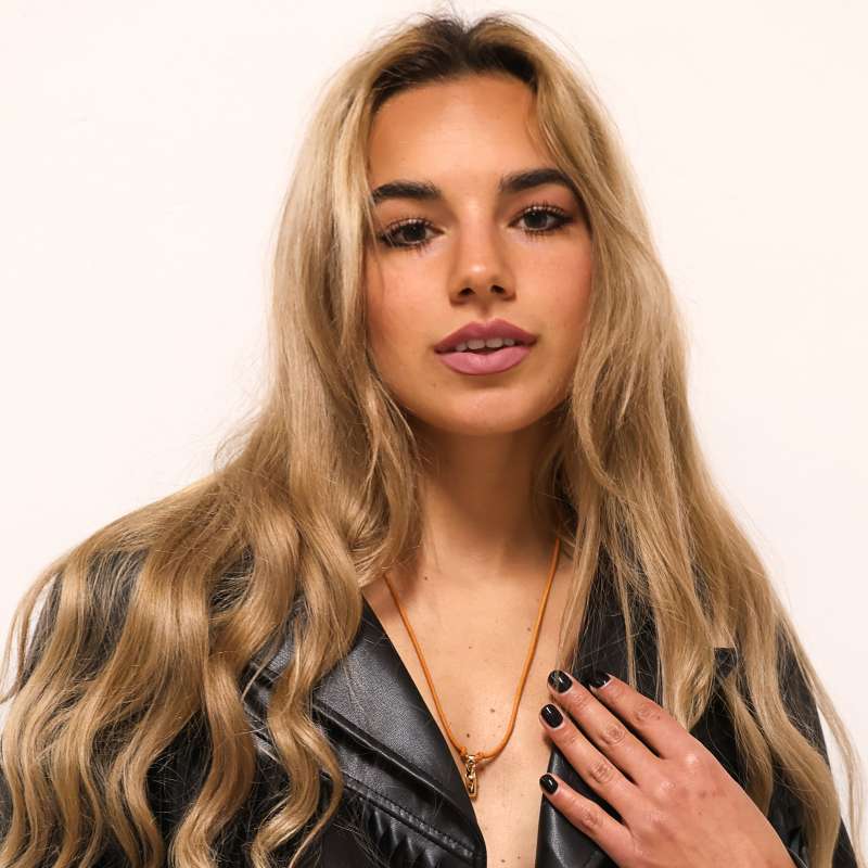 Cordino Arancione Militare e Scarpina Ballerina Oro Indossato