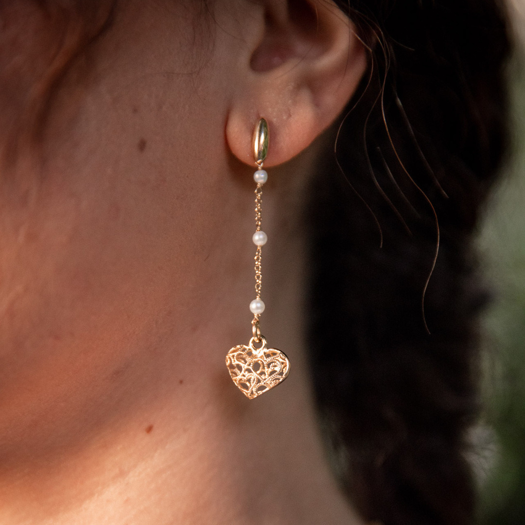 ORECCHINI LUNGHI CUORI DI VITAE CON PERLE