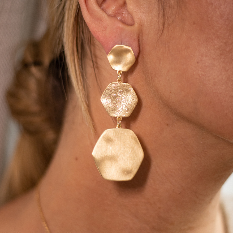 Orecchini Lunghi, Brillanti e Scintillanti da Donna in Argento 925 Design Esagonale indossato