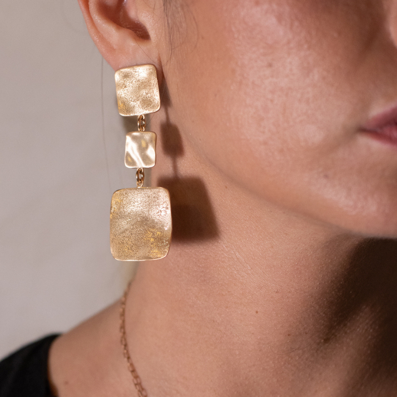 Orecchini Lunghi, Brillanti e Scintillanti da Donna in Argento 925 Design Quadrato indossato