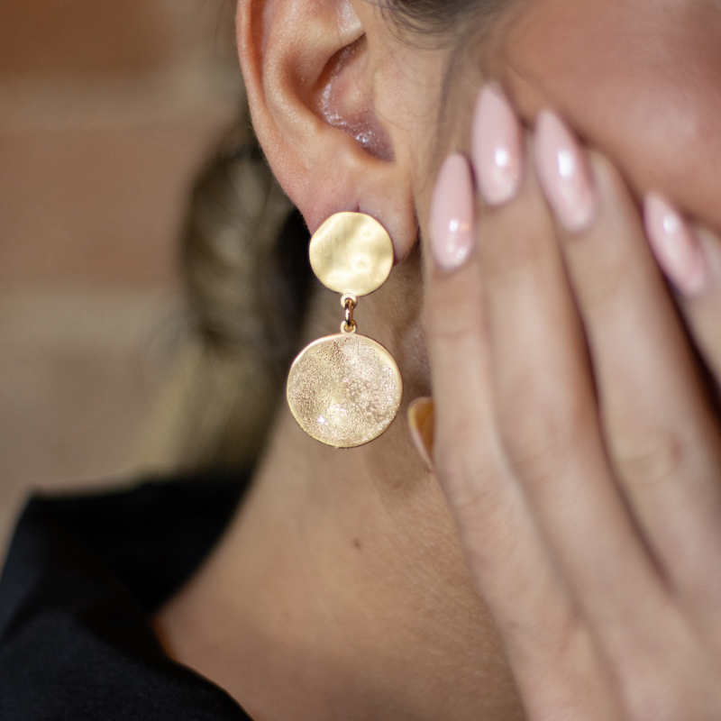 Orecchini Lunghi, Brillanti e Scintillanti da Donna in Argento 925 Design Rotondo indossato