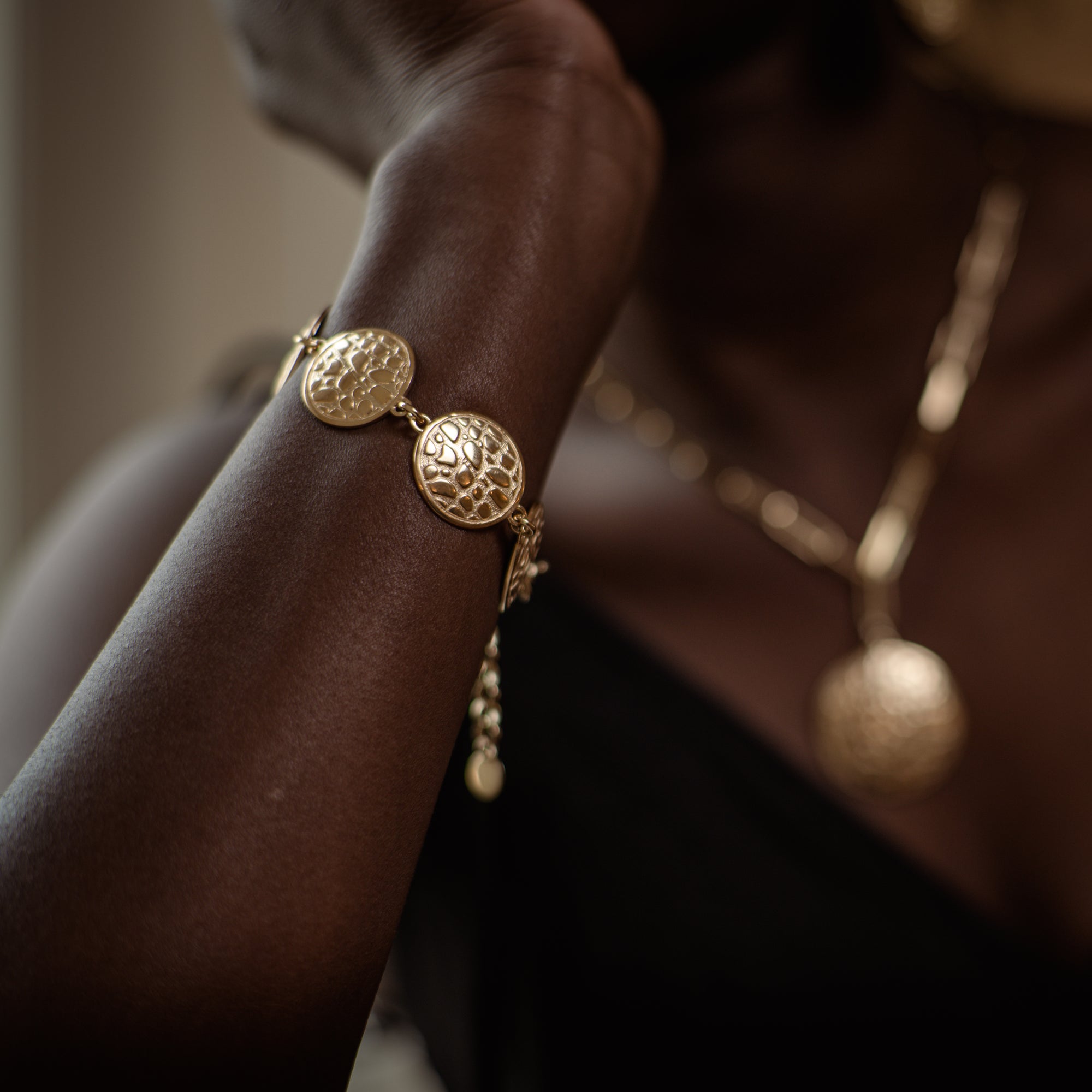 BRACCIALE IN ARGENTO CON ELEMENTI ROTONDI TEXTURE COCCODRILLO